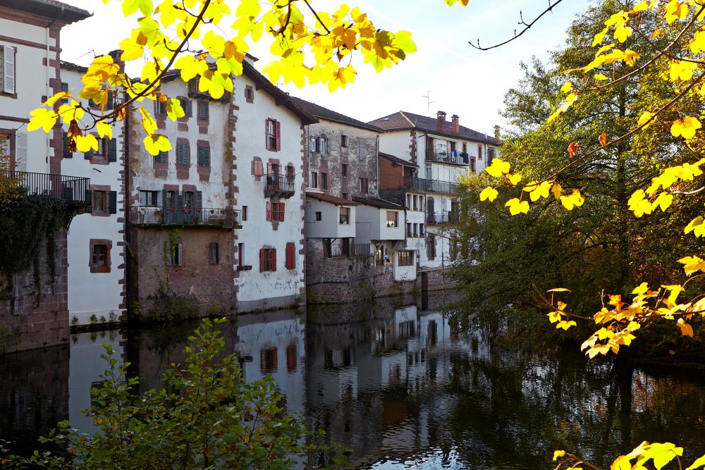 Vista de Elizondo desde el río en otoño